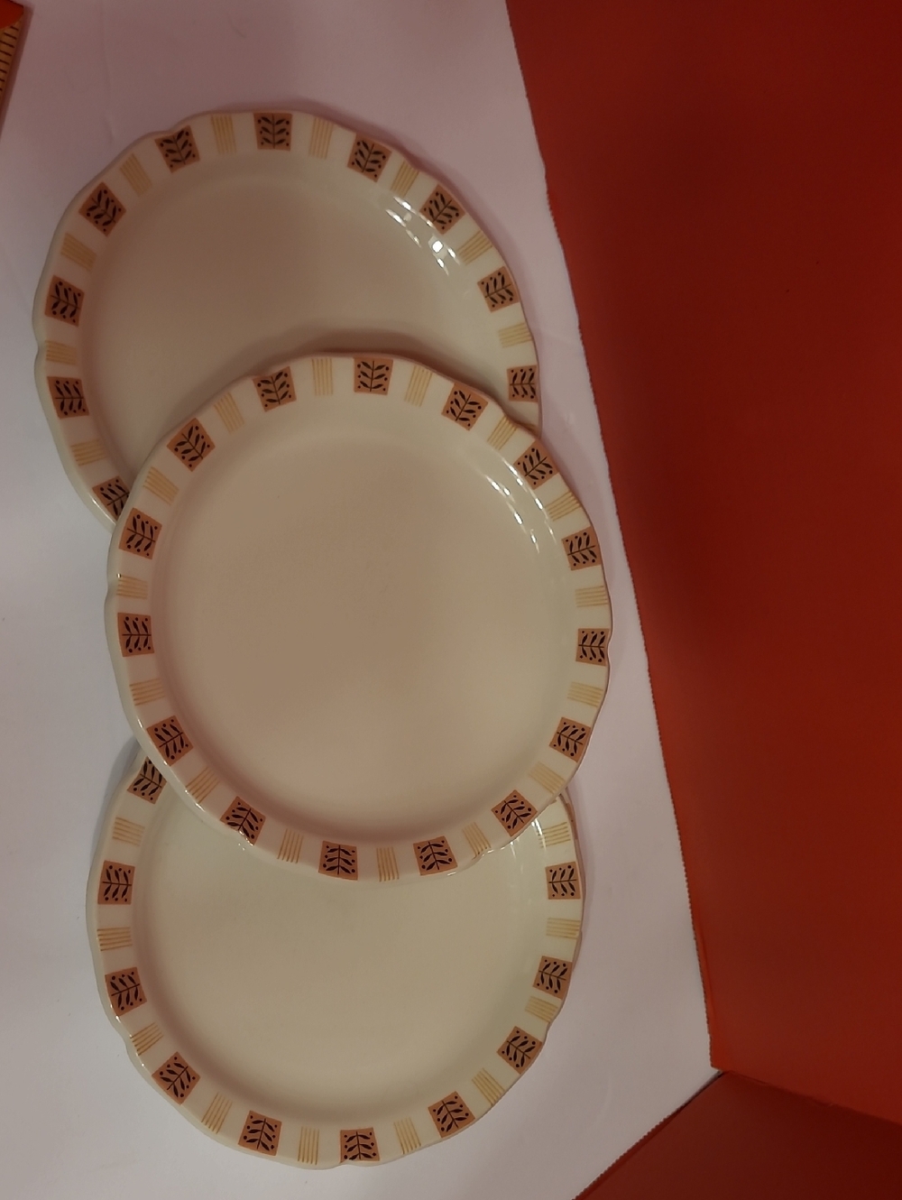 Restrauntware Vintage Classic Cream Dinner Plates with Geometric Border